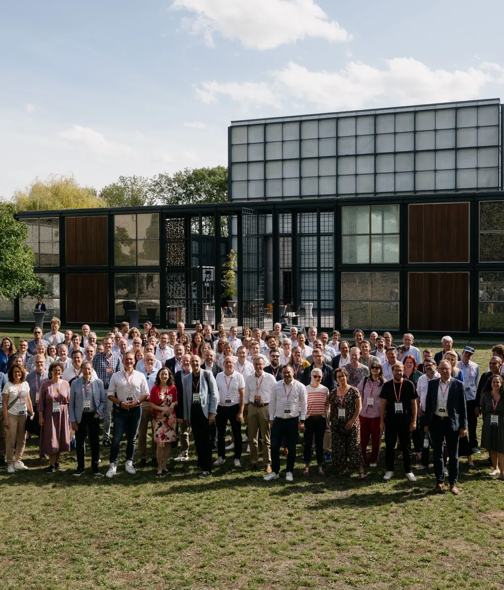 Gruppenfoto der Teilnehmenden vor dem Christus-Pavillon im Kloster Volkenroda